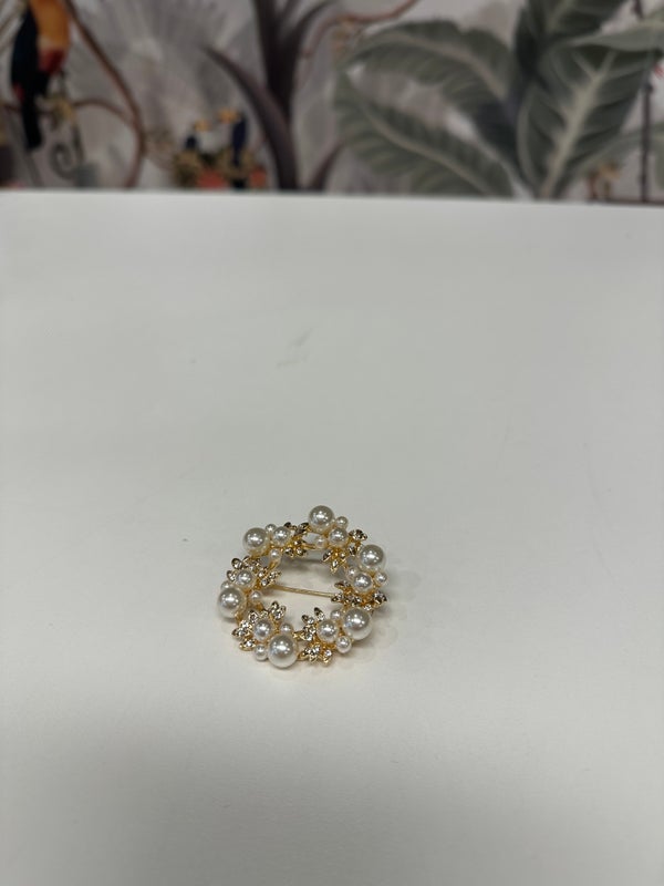 Kultainen Rintakoru Helmill&auml; Rosenvinge